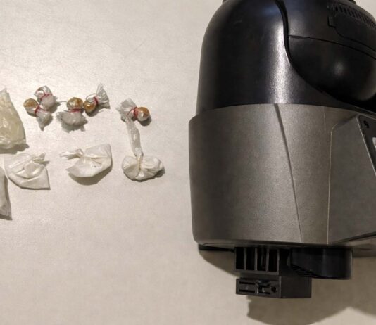 Policia apreende drogas em imóvel abandonado em Itaberaba Policia apreende drogas em imóvel abandonado em Itaberaba