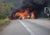 Acidente com quatro veículos provoca incêndio e interdita BR-116 Acidente com quatro veículos provoca incêndio e interdita BR-116