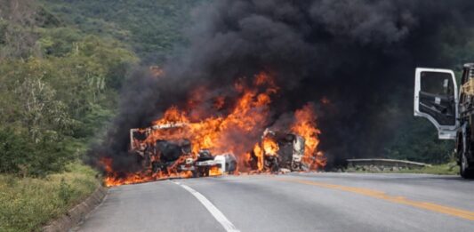 Acidente com quatro veículos provoca incêndio e interdita BR-116 Acidente com quatro veículos provoca incêndio e interdita BR-116
