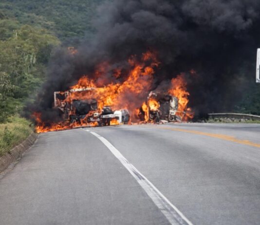 Acidente com quatro veículos provoca incêndio e interdita BR-116 Acidente com quatro veículos provoca incêndio e interdita BR-116