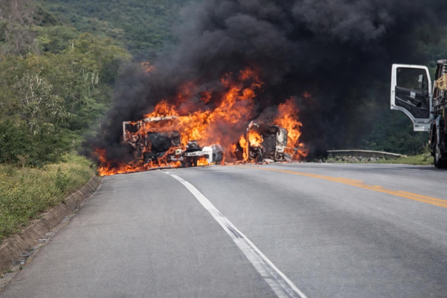 Acidente com quatro veículos provoca incêndio e interdita BR-116