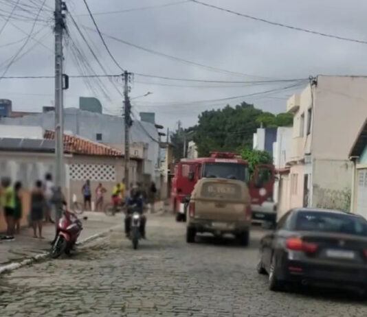 Irmãos que foram carbonizadas após incêndio em Serrinha morreram abraçados Irmãos que foram carbonizadas após incêndio em Serrinha morreram abraçados