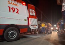 Mulher fica ferida após acidente entre moto e carro na Avenida Ruy Barbosa, em Itaberaba
