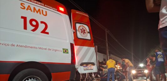 Mulher fica ferida após acidente entre moto e carro na Avenida Ruy Barbosa, em Itaberaba