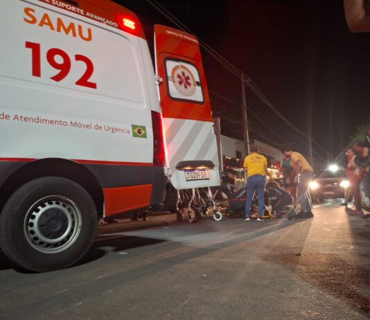 Mulher fica ferida após acidente entre moto e carro na Avenida Ruy Barbosa, em Itaberaba