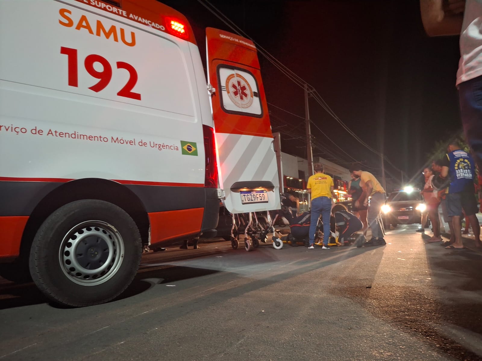Mulher fica ferida após acidente entre moto e carro na Avenida Ruy Barbosa, em Itaberaba
