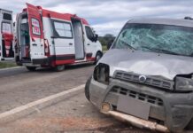 Colisão entre carro e caminhão é registrada na BR-242, na manhã deste domingo Colisão entre carro e caminhão é registrada na BR-242, na manhã deste domingo