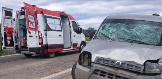 Colisão entre carro e caminhão é registrada na BR-242, na manhã deste domingo Colisão entre carro e caminhão é registrada na BR-242, na manhã deste domingo