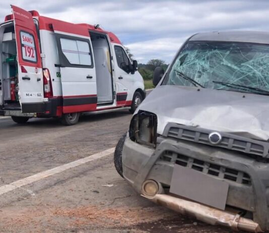 Colisão entre carro e caminhão é registrada na BR-242, na manhã deste domingo Colisão entre carro e caminhão é registrada na BR-242, na manhã deste domingo