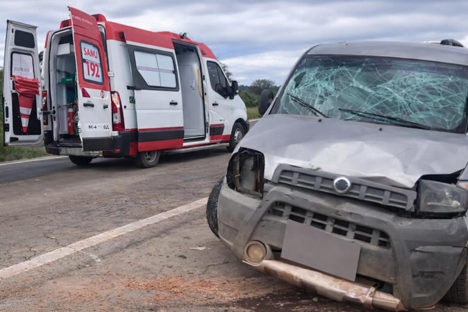 Colisão entre carro e caminhão é registrada na BR-242, na manhã deste domingo