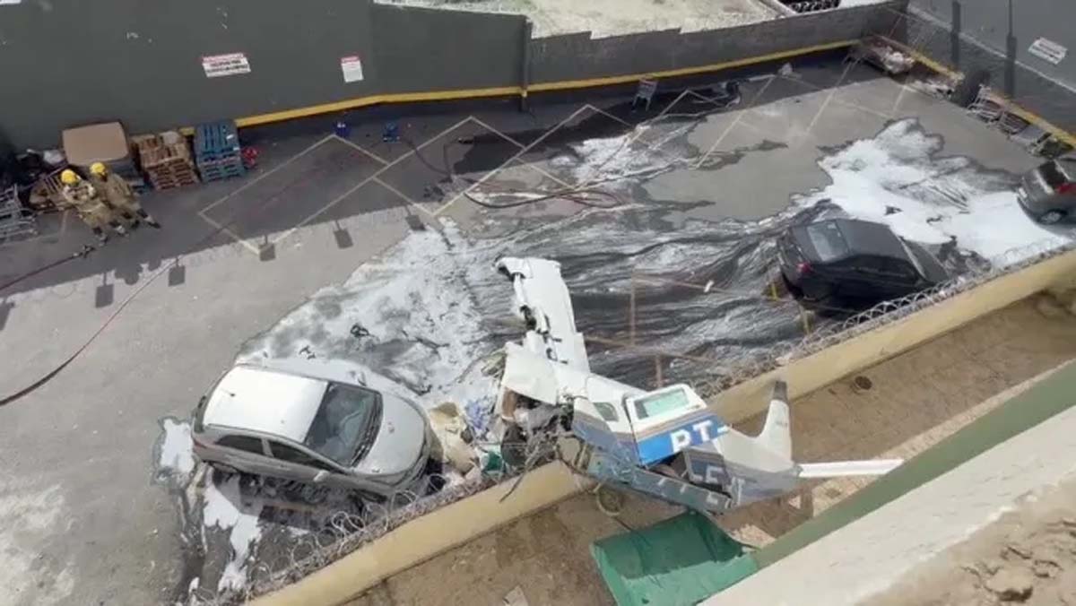 Avião bate em prédio e deixa mortos e feridos em Belo Horizonte