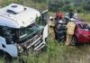 Colisão frontal entre carreta e carro deixa motorista preso às ferragens Colisão frontal entre carreta e carro deixa motorista preso às ferragens