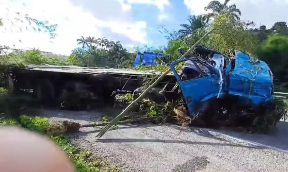 Motorista morre após perder controle de caminhão, ser arremessado e atropelado pelo próprio veículo