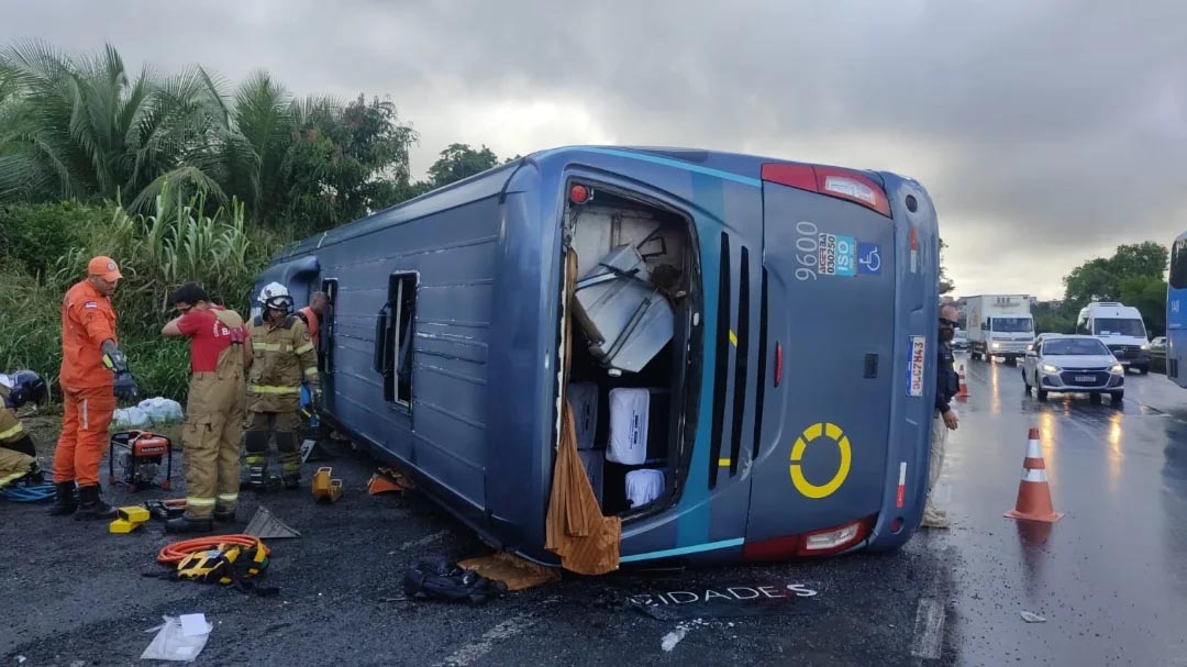 Homem morre e outras quatro pessoas ficam feridas em acidente com ônibus da Cidade Sol