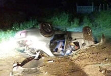 Mulher morre e outras três pessoas ficam feridas após carro capotar Mulher morre e outras três pessoas ficam feridas após carro capotar