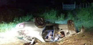 Mulher morre e outras três pessoas ficam feridas após carro capotar Mulher morre e outras três pessoas ficam feridas após carro capotar