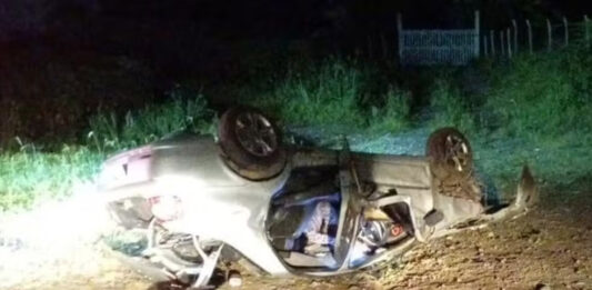 Mulher morre e outras três pessoas ficam feridas após carro capotar Mulher morre e outras três pessoas ficam feridas após carro capotar