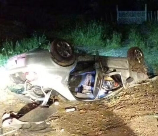 Mulher morre e outras três pessoas ficam feridas após carro capotar Mulher morre e outras três pessoas ficam feridas após carro capotar