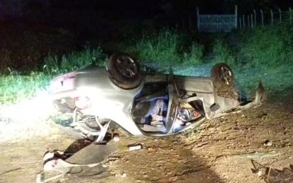 Mulher morre e outras três pessoas ficam feridas após carro capotar