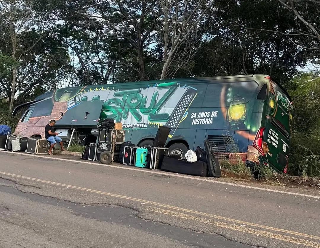 Ônibus da banda Mastruz com Leite sofre acidente na BR-226