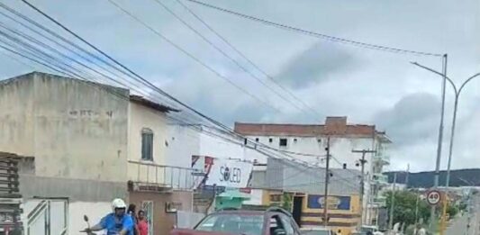 Acidente é registrado na Avenida Luiz Viana Filho, próximo ao radar, em Itaberaba Acidente é registrado na Avenida Luiz Viana Filho, próximo ao radar, em Itaberaba