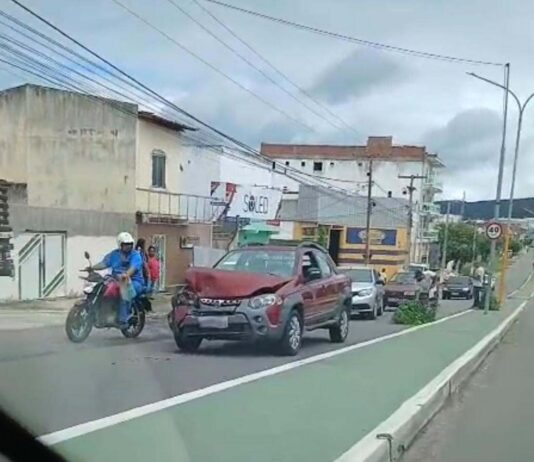 Acidente é registrado na Avenida Luiz Viana Filho, próximo ao radar, em Itaberaba Acidente é registrado na Avenida Luiz Viana Filho, próximo ao radar, em Itaberaba