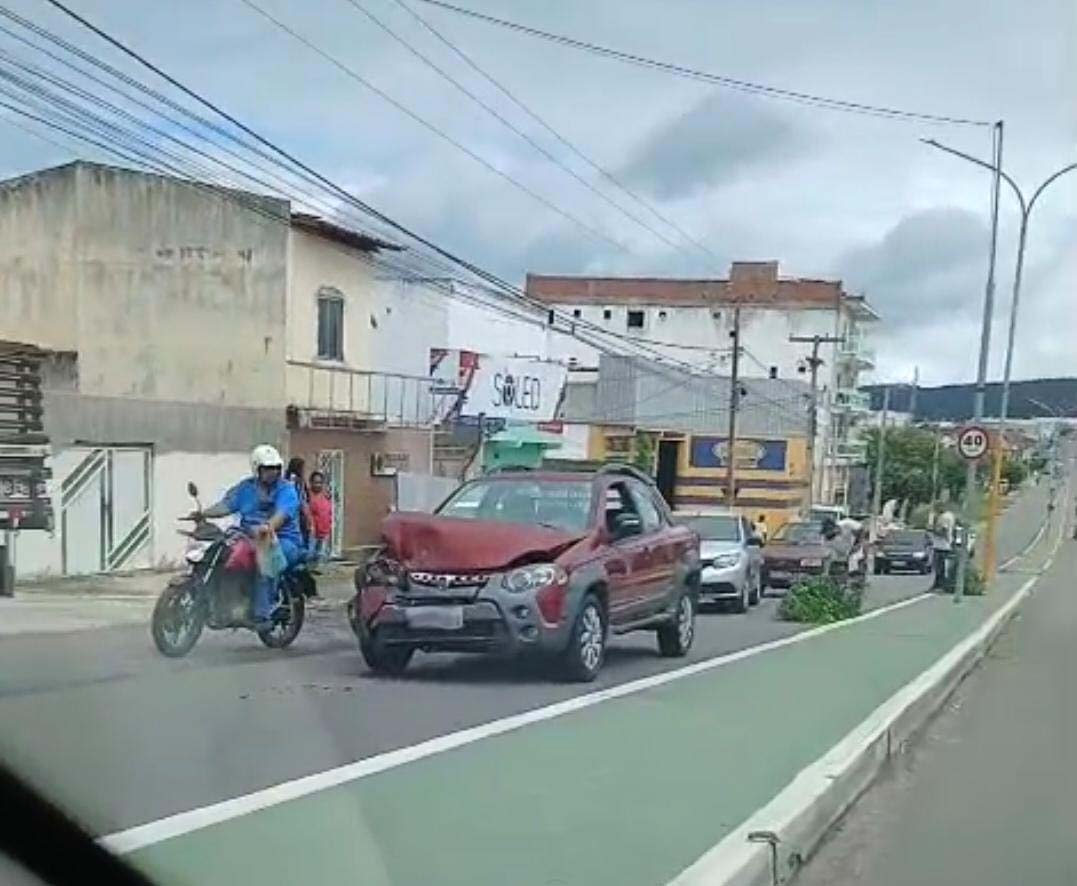 Acidente é registrado na Avenida Luiz Viana Filho, próximo ao radar, em Itaberaba