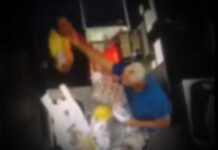Operadora de caixa de supermercado é agredida por cliente por ‘passar verduras rápido demais’ Operadora de caixa de supermercado é agredida por cliente por 'passar verduras rápido demais'