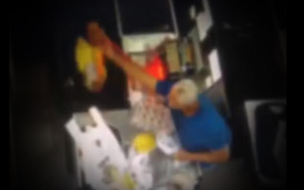 Operadora de caixa de supermercado é agredida por cliente por 'passar verduras rápido demais'