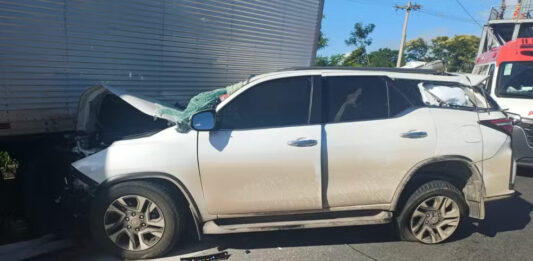 Batida entre carro e caminhão deixa um morto e três feridos na BR-116 Batida entre carro e caminhão deixa um morto e três feridos na BR-116