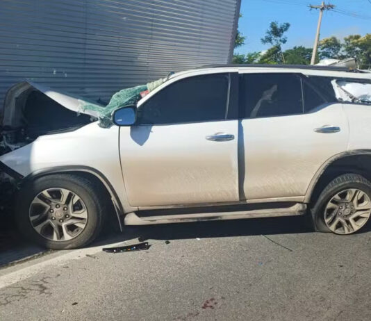 Batida entre carro e caminhão deixa um morto e três feridos na BR-116 Batida entre carro e caminhão deixa um morto e três feridos na BR-116