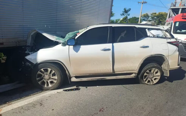 Batida entre carro e caminhão deixa um morto e três feridos na BR-116