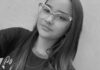 Adolescente de 16 anos morre após sofrer descarga elétrica enquanto pranchava o cabelo Adolescente de 16 anos morre após sofrer descarga elétrica enquanto pranchava o cabelo
