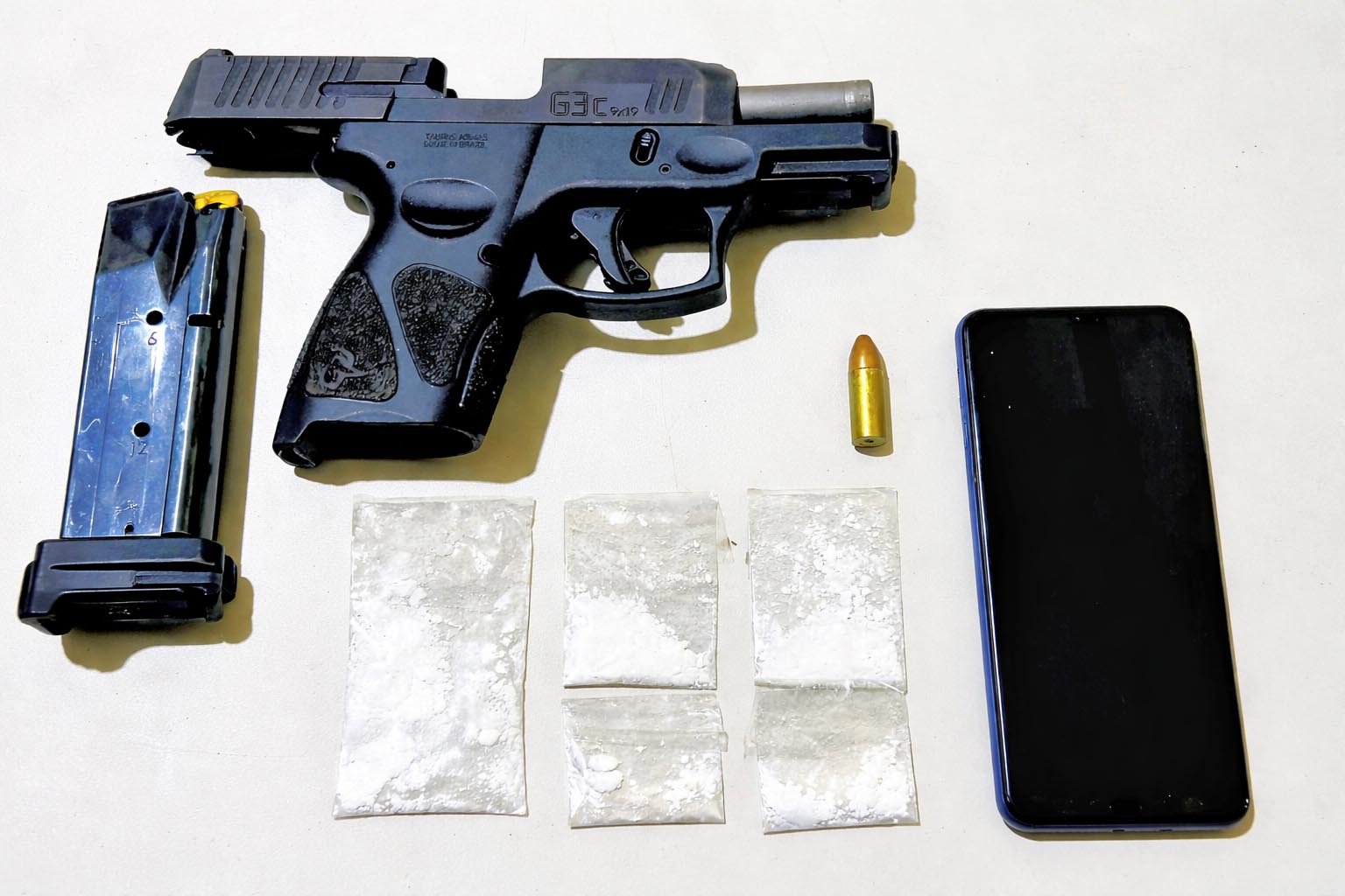 PM apreende arma e drogas durante operação no distrito de Lajedo Alto, em Iaçu