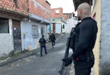 Três homens são presos durante operação de combate ao tráfico de drogas e venda ilegal de armas Três homens são presos durante operação de combate ao tráfico de drogas e venda ilegal de armas