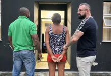 Mulher é presa após deixar filhos sozinhos em casa por cinco dias Mulher é presa após deixar filhos sozinhos em casa por cinco dias