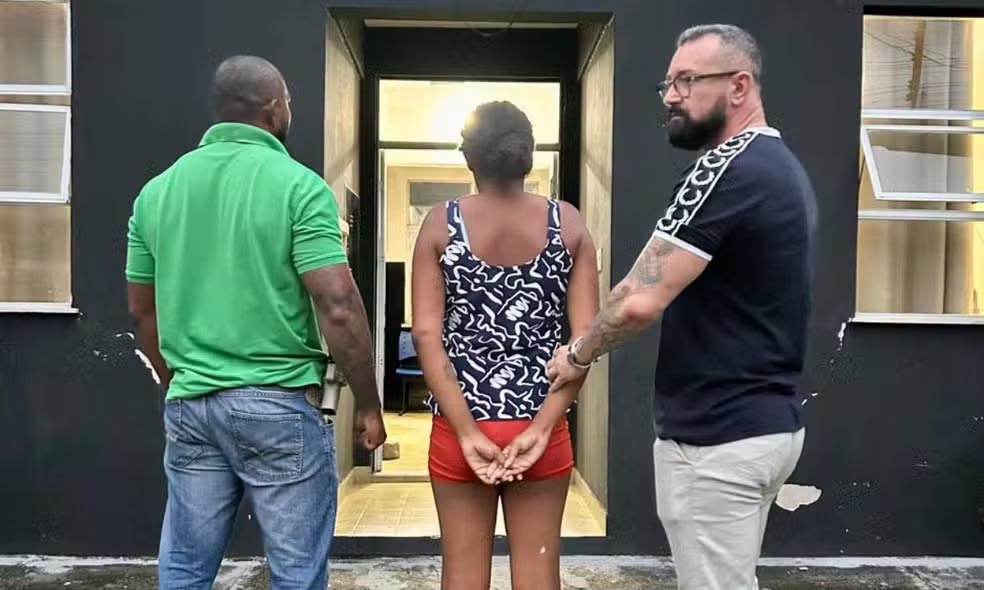 Mulher é presa após deixar filhos sozinhos em casa por cinco dias