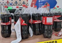 Supermercados relatam furtos de rótulos de Coca-Cola com figurinhas da Copa Supermercados relatam furtos de rótulos de Coca-Cola com figurinhas da Copa