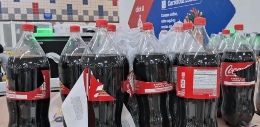 Supermercados relatam furtos de rótulos de Coca-Cola com figurinhas da Copa Supermercados relatam furtos de rótulos de Coca-Cola com figurinhas da Copa