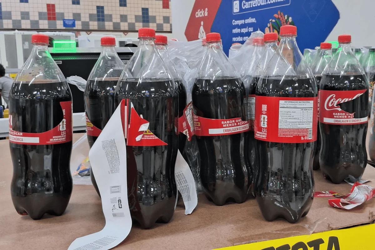 Supermercados relatam furtos de rótulos de Coca-Cola com figurinhas da Copa
