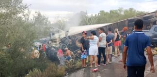 Motorista de caminhão envolvido em acidente com 16 mortos na Bahia tem prisão preventiva decretada pela Justiça Colisão entre van e caminhão deixa oito mortos na BR-116