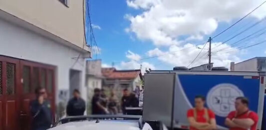 Mãe das três crianças carbonizadas em incêndio foi presa após sair para festa Mãe das três crianças carbonizadas em incêndio foi presa após sair para festa