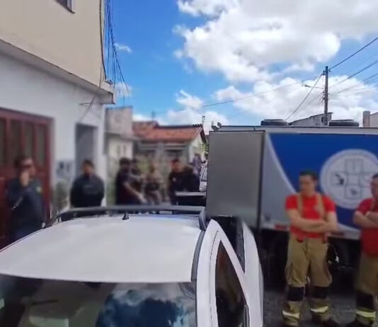Mãe das três crianças carbonizadas em incêndio foi presa após sair para festa Mãe das três crianças carbonizadas em incêndio foi presa após sair para festa