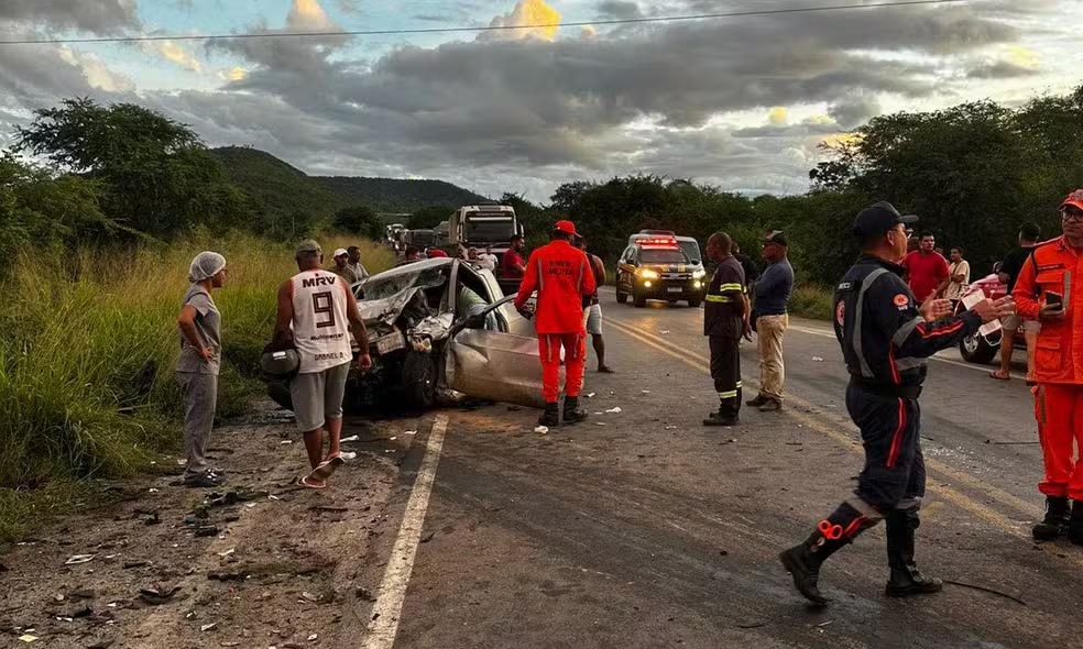 Dez vítimas de acidente entre van e caminhonete seguem internadas em Itaberaba