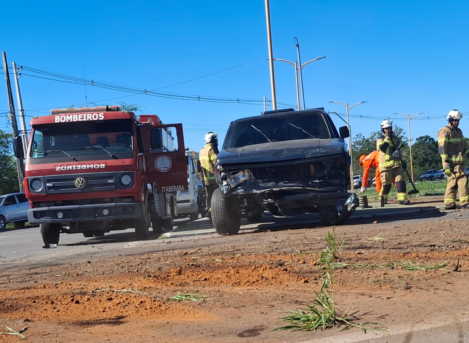 Colisão frontal entre carreta e caminhonete interdita BR-242 na entrada de Itaberaba