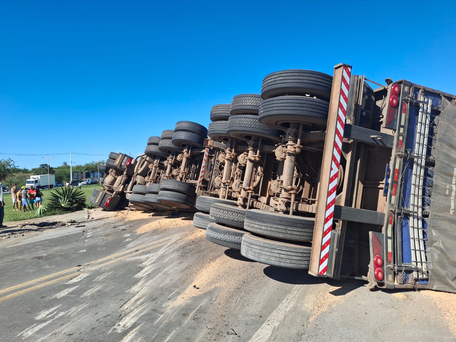 Colisão frontal entre carreta e caminhonete interdita BR-242 na entrada de Itaberaba