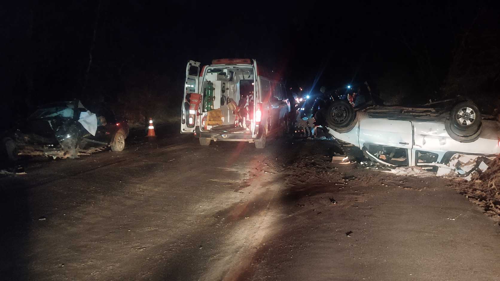 Colisão frontal deixa um morto e um ferido na BR-242 na noite deste domingo