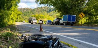 Homem morre em acidente envolvendo uma moto e uma carreta Homem morre em acidente envolvendo uma moto e uma carreta
