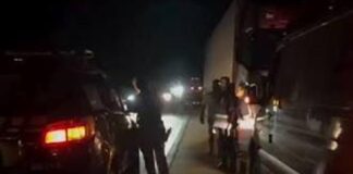 Colisão entre caminhões provoca interdição total da BR-242 Colisão entre caminhões provoca interdição total da BR-242