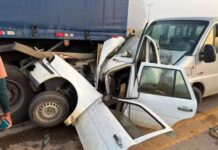 Engavetamento envolvendo três veículos deixa carro destruído Engavetamento envolvendo três veículos deixa carro destruído